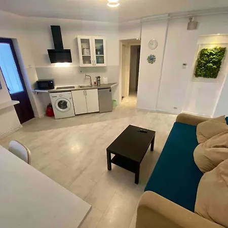 Heart Of The City Chic 2-bedroom Apartment *